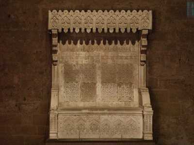 Lo schienale del primo � decorato con un fregio a bassorilievo costituito da una serie di falchi interrotti da croci